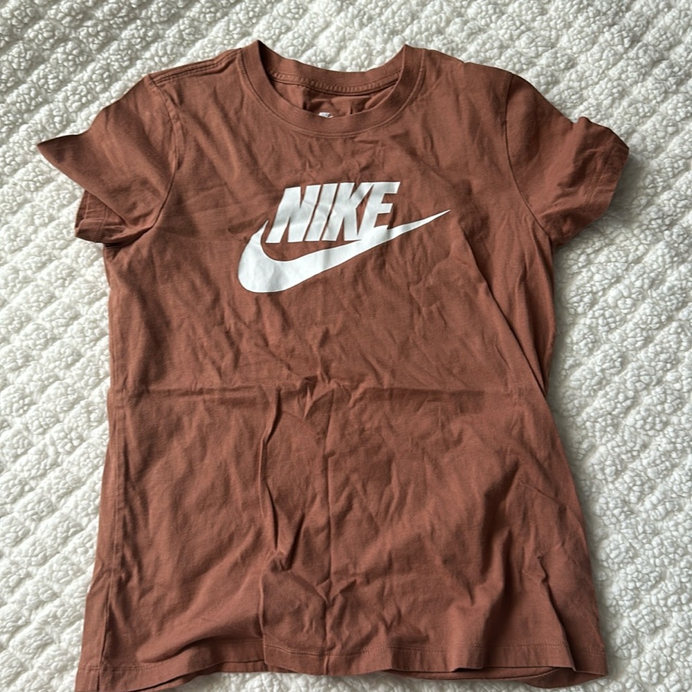 Womens fitted Nike tee, size medium, tan/rust color